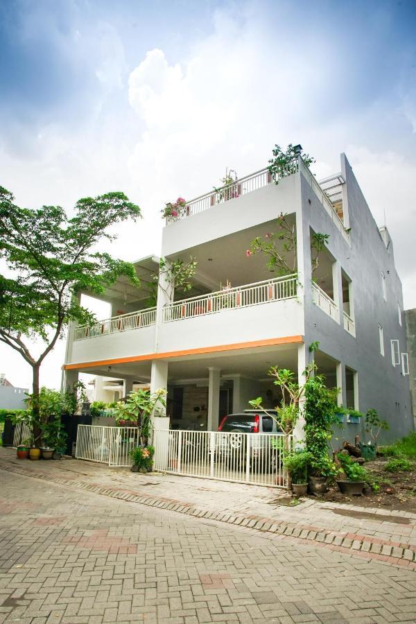 Inni Homestay Malang Extérieur photo