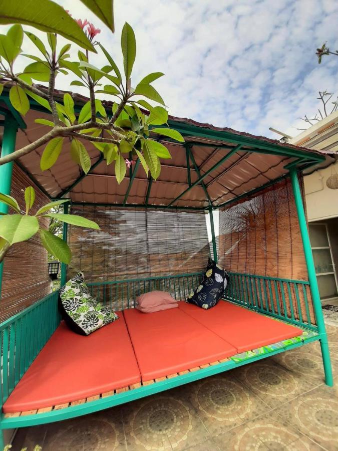 Inni Homestay Malang Extérieur photo